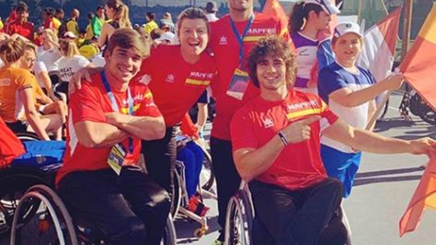 Martin de la Puente (izqda.), con sus compañeros de selección en Israel. // RFET