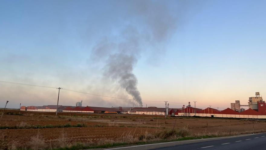 Una columna de humo siembra el miedo en Cobadu tras el gran incendio de 2020