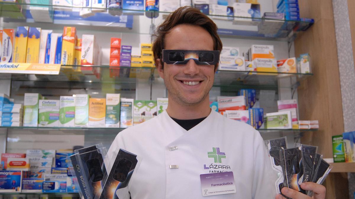 El farmacéutico Alberto Lazara con unas gafas homologadas para ver el eclipse solar