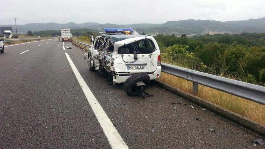 Estado en el que quedó el vehículo de la Guardia Civil.