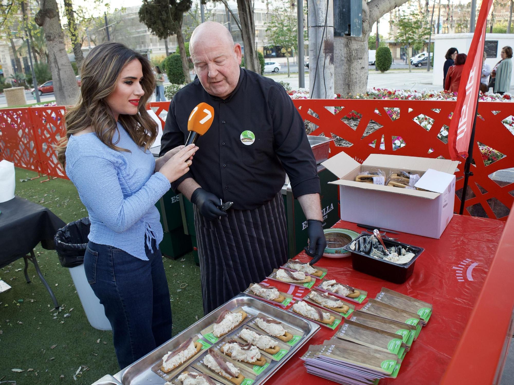 Las imágenes de la multitudinaria degustación gratuita de marineras en la plaza Circular de Murcia