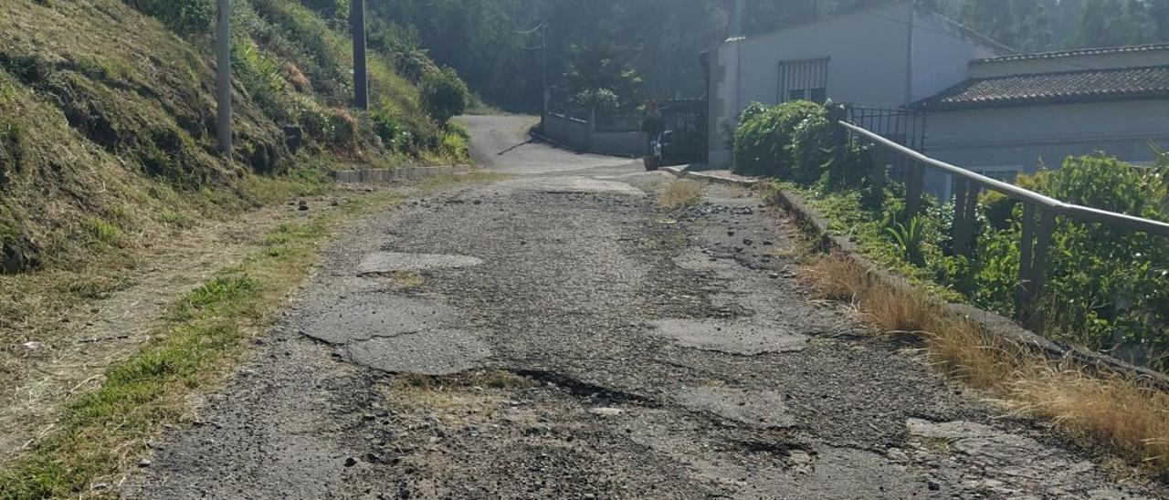 Los vecinos denuncian el pésimo estado de un vial, en Catoira.
