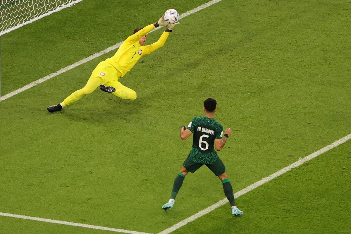 Doha (Qatar), 26/11/2022.- Wojciech Szczesny of Poland saves a shot from Mohammed Alburayk (bottom) of Saudi Arabia following a penalty during the FIFA World Cup 2022 group C soccer match between Poland and Saudi Arabia at Education City Stadium in Doha, Qatar, 26 November 2022. (Mundial de Fútbol, Polonia, Arabia Saudita, Catar) EFE/EPA/Friedemann Vogel