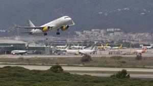 Un avión de la compañía Vueling despega desde el aeropuerto de El Prat. 
