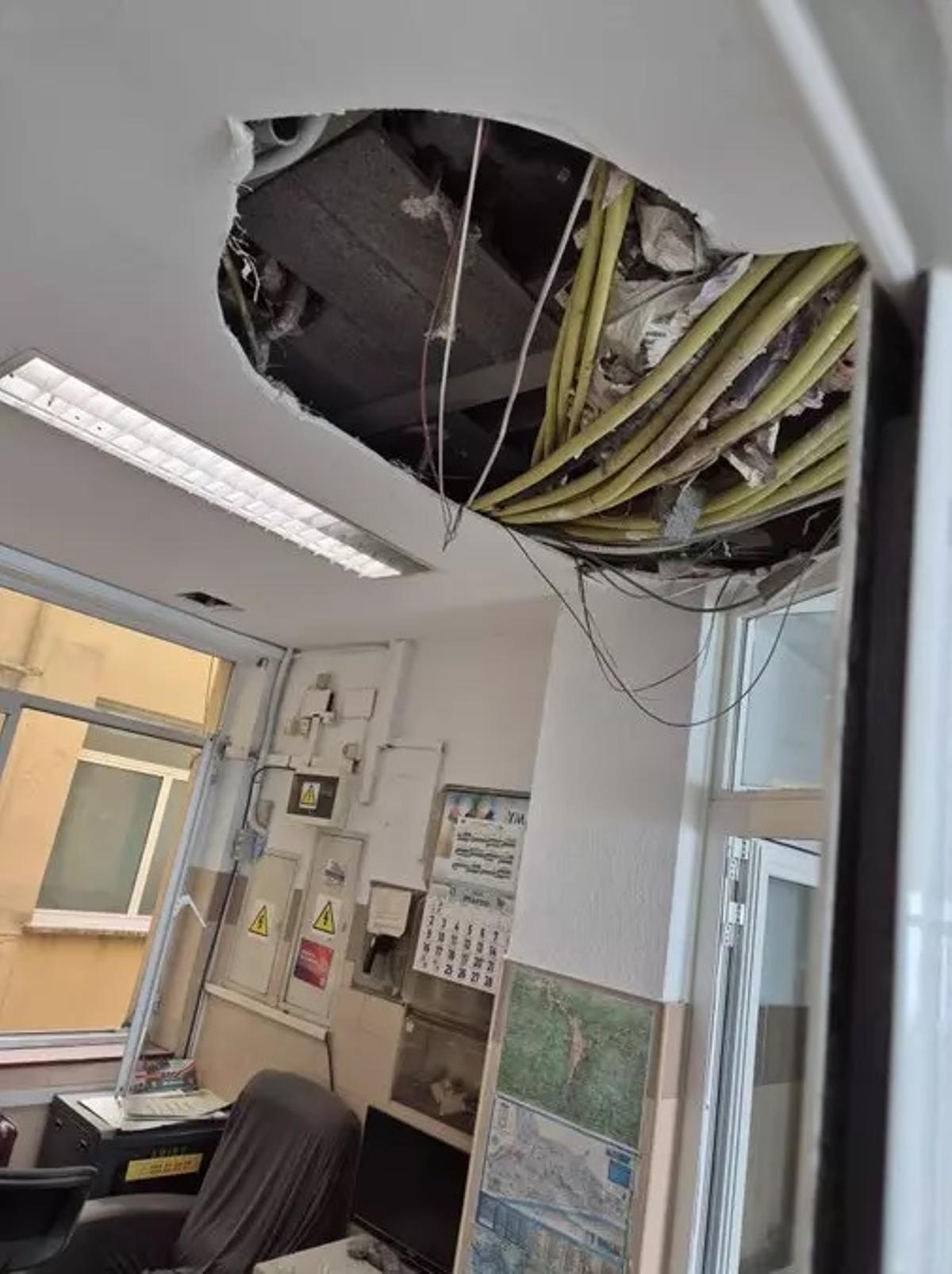 El desprendimiento del falso techo en el actual cuartel de Mieres.