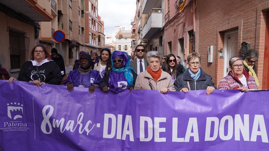 Paterna inunda sus calles por el 8M con una marcha cívica