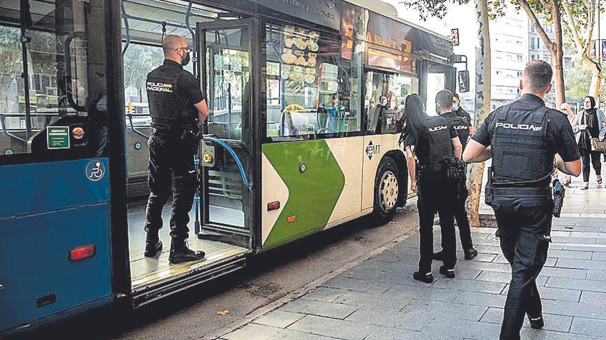 Varios policías, en el bus desalojado por un pasajero alterado.