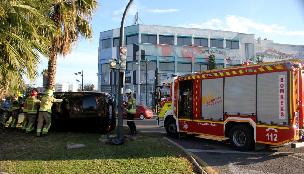 Un coche vuelca en una rotonda del Bulevar Sur de València