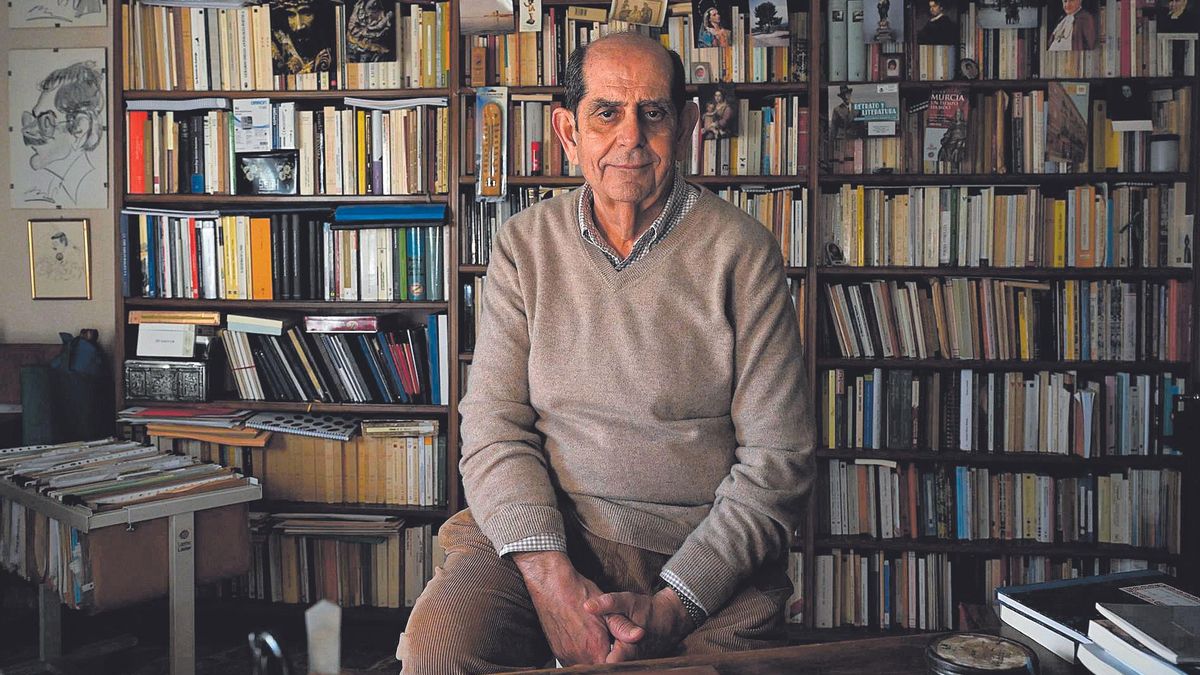 El profesor Francisco Javier Díez de Revenga en su despacho.