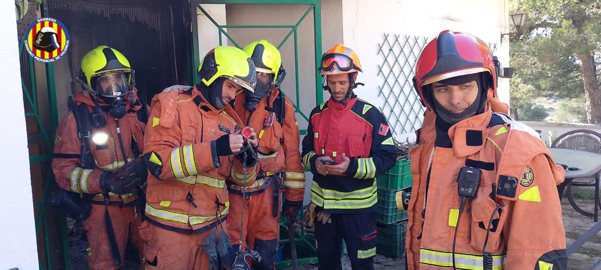 Los bomberos que han intervenido en el incendio.