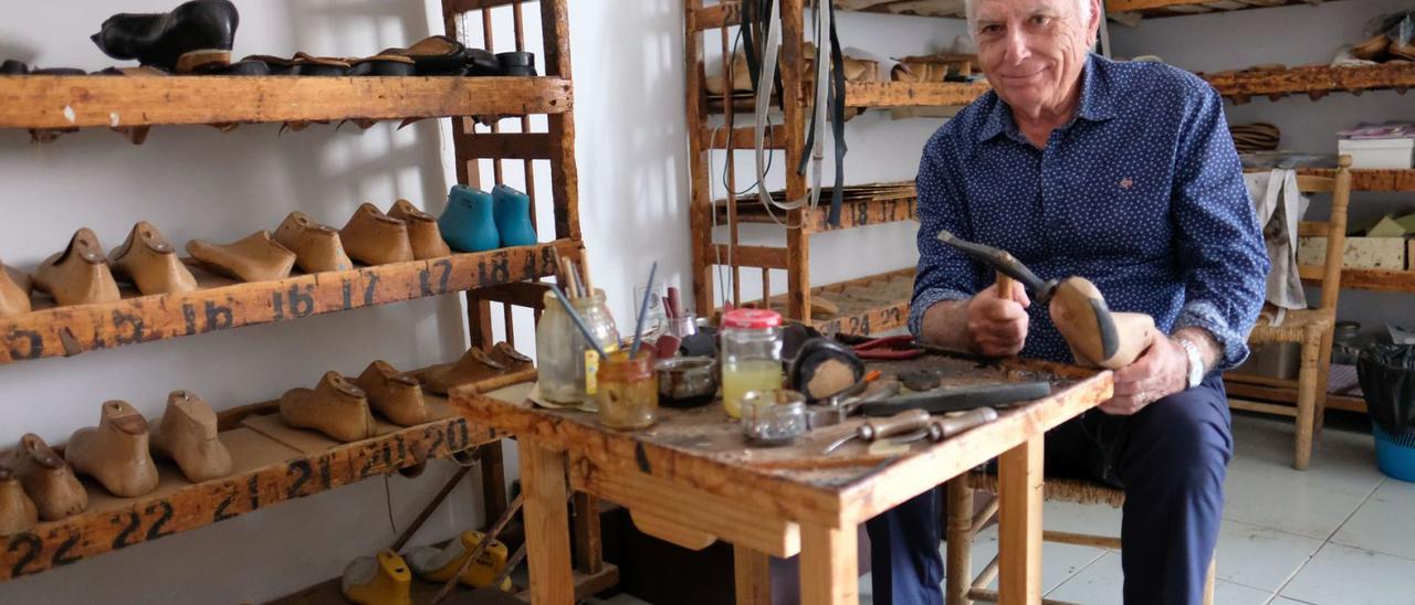 José María Amat Amer, fundador y presidente honorífico del Museo del Calzado de Elda, en la colección de zapatero artesano. | ÁXEL ÁLVAREZ