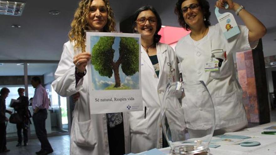 Por la izquierda, Delia Peñacoba, Tina Vega y Silvia Fernández, ayer, durante la campaña, en Jarrio.