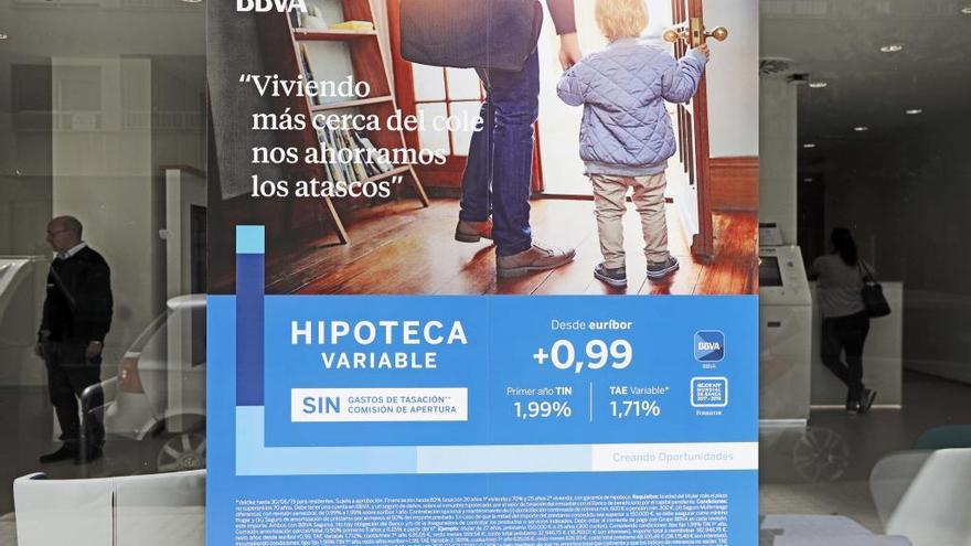 Publicidad de créditos hipotecarios en una entidad financiera en València.