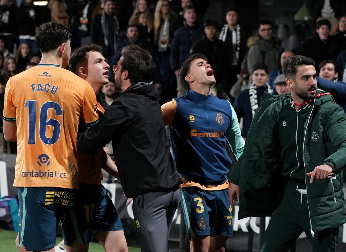 Galería | Nuevas imágenes del 'espectáculo' de los acompañantes del Racing en tribuna