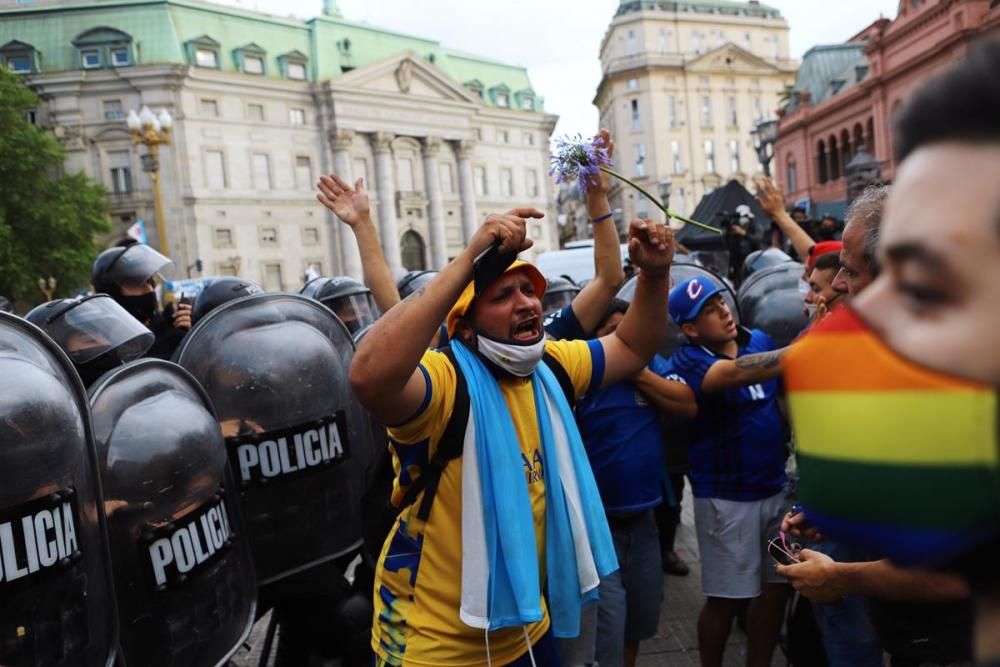 Argentina plora a Maradona en una vetlla multitudinària