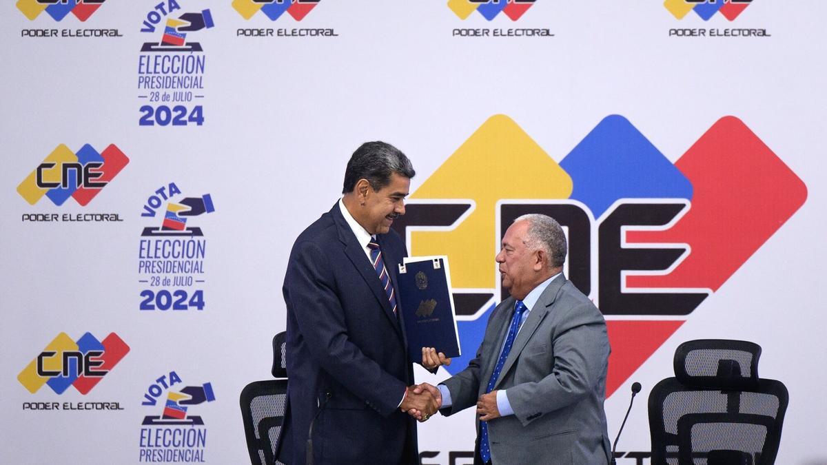 El presidente Nicolás Maduro junto a Elvis Amoroso, presidente de la Comisión Nacional Electoral.