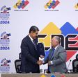 El presidente Nicolás Maduro junto a Elvis Amoroso, presidente de la Comisión Nacional Electoral.