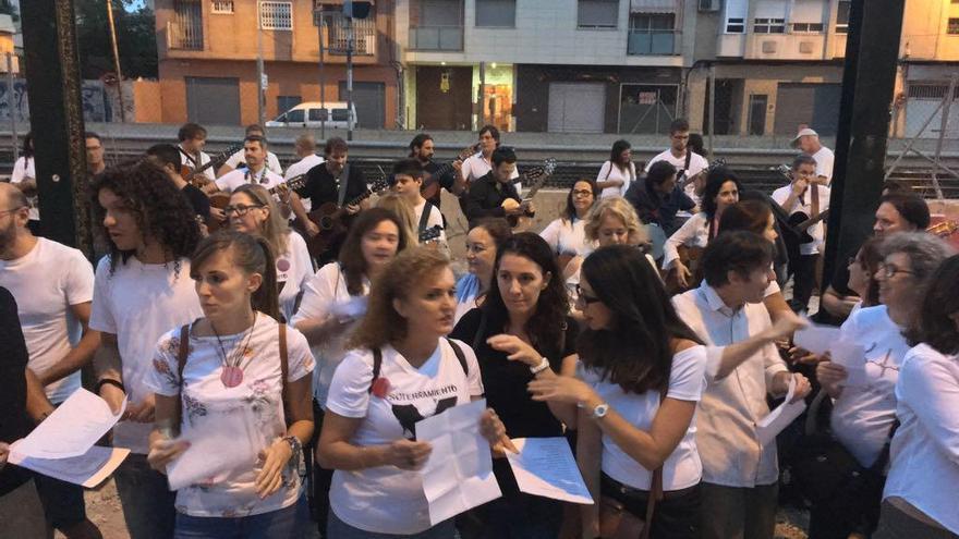 Cientos de bicis se unen a la protesta a favor del soterramiento