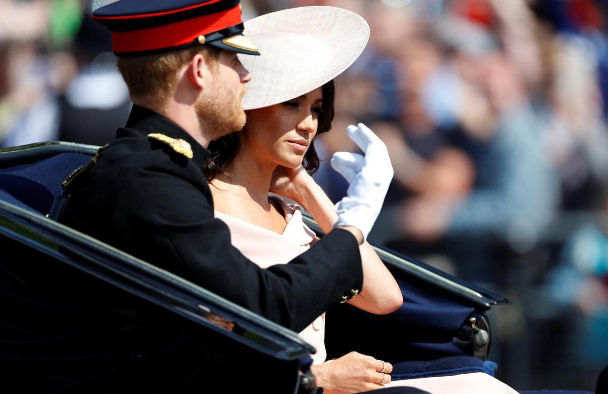 El príncipe Harry junto a Meghan Markle en el desfile en honor de Isabel II