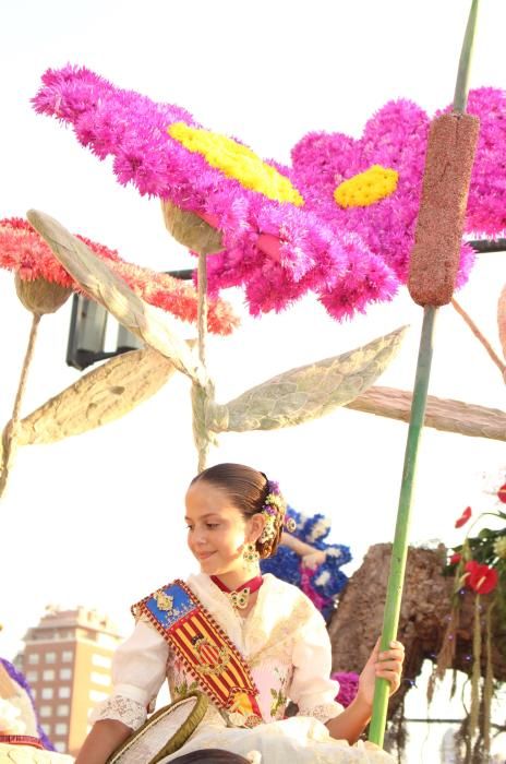 Tres generaciones de falleras en la Batalla de Flores