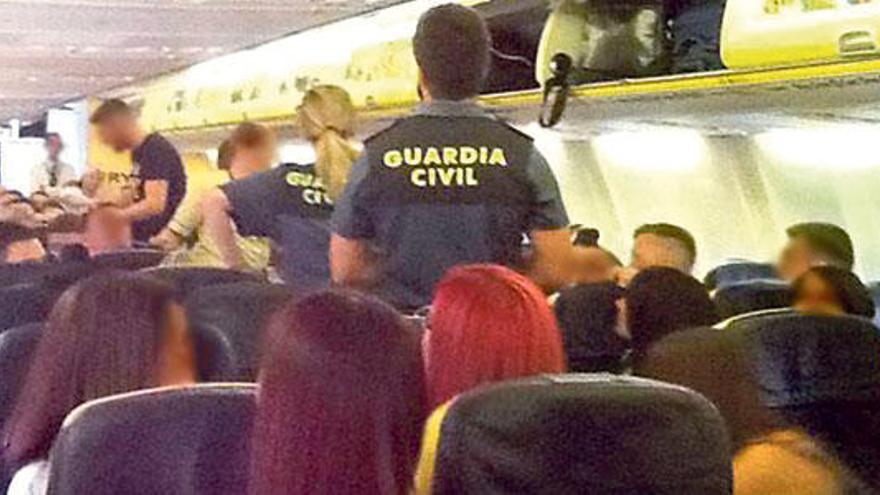 Imagen captada por uno de los pasajeros de la Guardia Civil entrando en el avión.