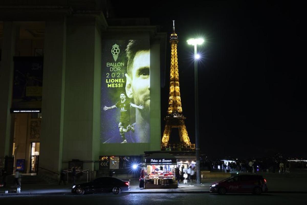 La Torre Eiffel iluminada por el propio Messi tras recibir el séptimo Balón de Oro.