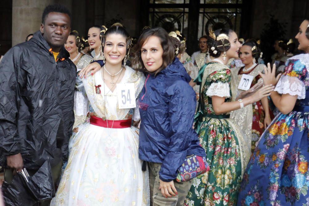 Las aspirantes a fallera mayor conocen el Salón de Cristal