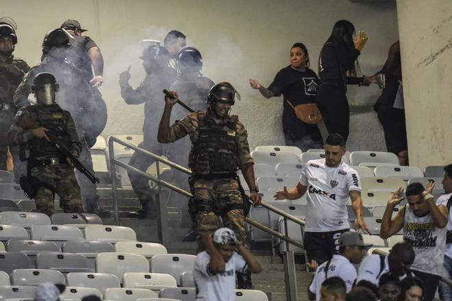 La policía antidisturbios brasileña dispara balas de goma y gases lacrimógenos a los seguidores del Atlético Mineiro después del partido de fútbol de la Copa Libertadores contra el Nacional de Uruguay en el Estadio Mineirao, en Belo Horizonte, Brasil
