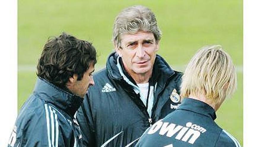 Pellegrini, junto a Raúl y Guti, veteranos y canteranos, ayer. efe / ángel díaz