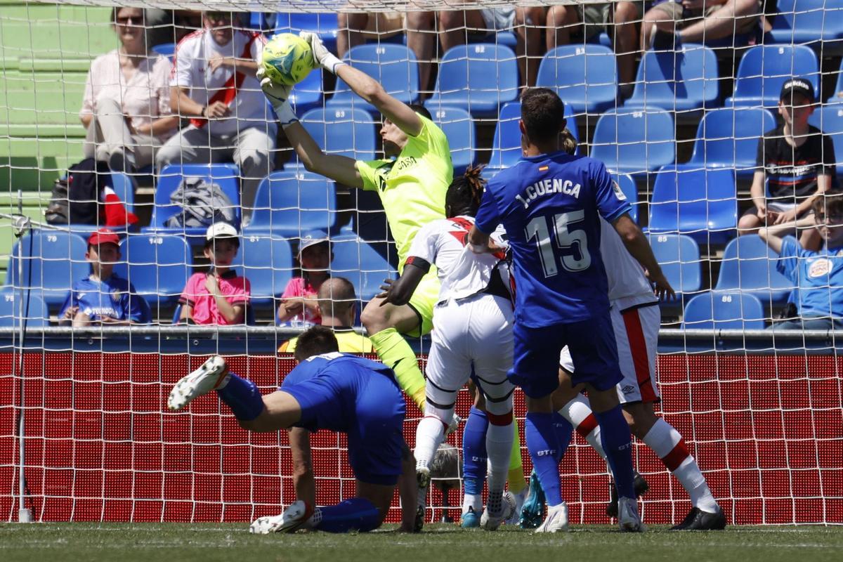 GRAF9223. MADRID, 08/05/2022.- El guardameta del Getafe David Soria salva un gol, durante el partido de la jornada 35 de LaLiga disputado contra el Rayo Vallecano, este domingo en el Coliseum Alfonso Pérez. EFE/ J.J.GuillénIsi del rayo y okayalvaro del rayo y oscar del getafe