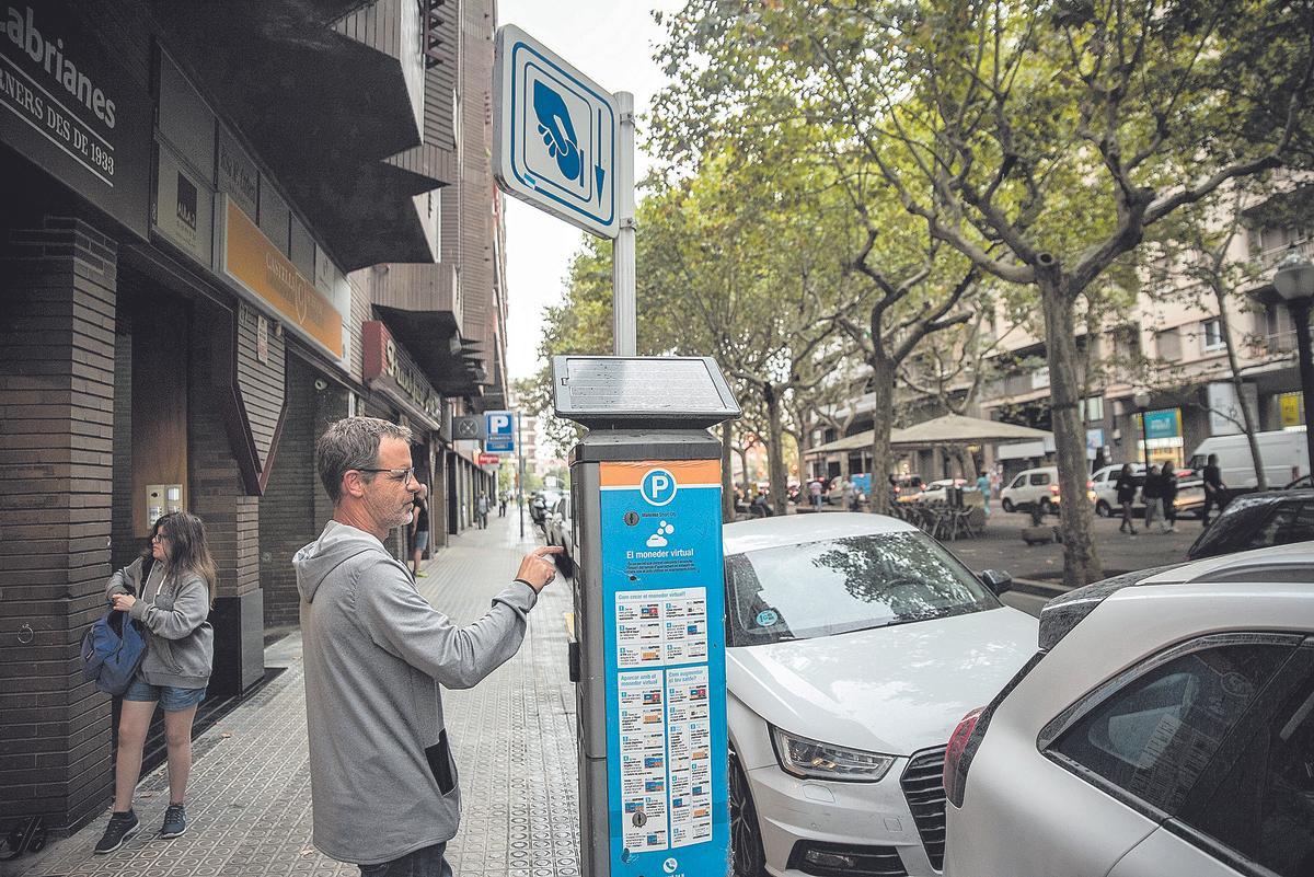 Un usuari a la zona blava de Manresa