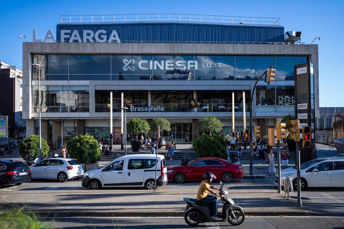 El centro comercial La Farga, en el centro de lHospitalet de Llobregat.