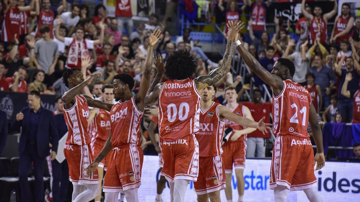 Els jugadors del Baxi feliciten Robinson després d'un bàsquet contra el València