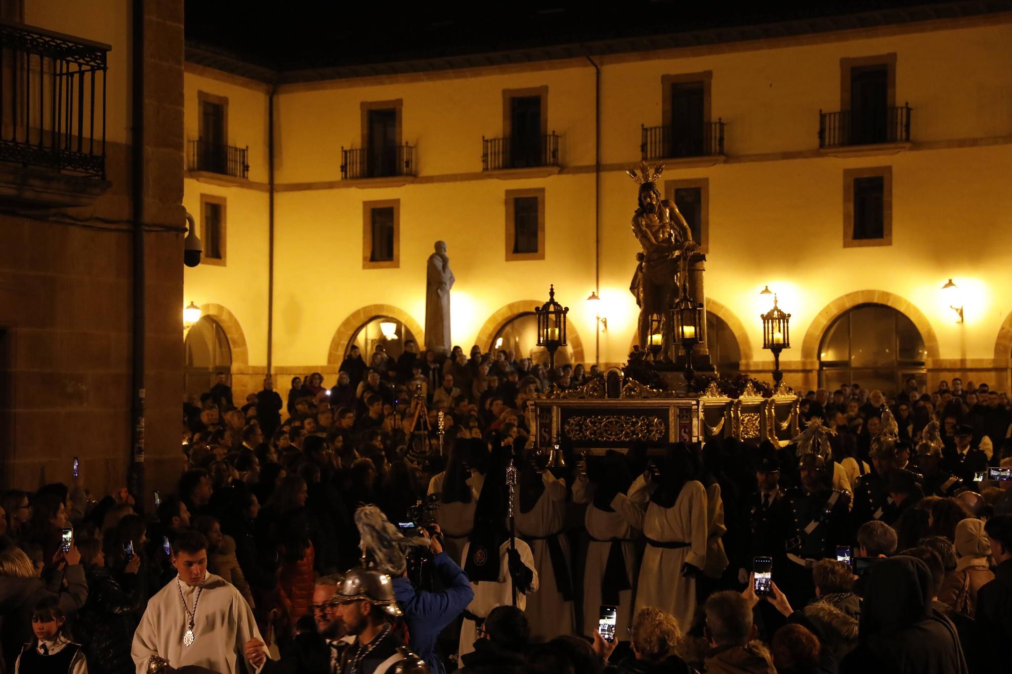 En imágenes | Procesión del Silencio por la calles de Oviedo