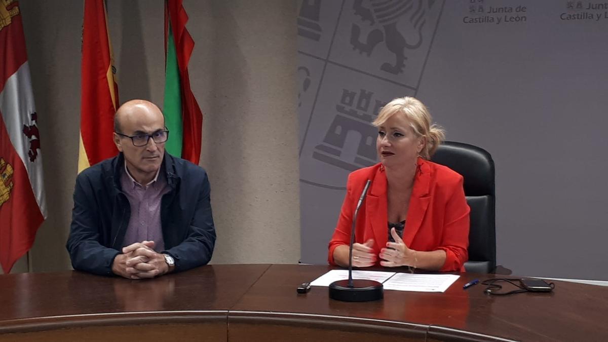 Fernando Prada y Leticia García ofrecen explicaciones sobre las humedades en el instituto María de Molina