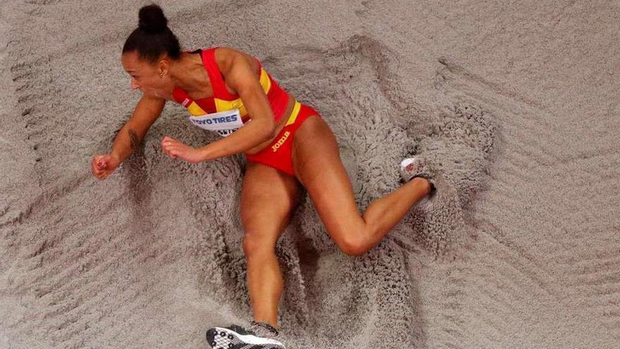 Ana Peleteiro muestra su alegría tras el salto que supuso su medalla de bronce.