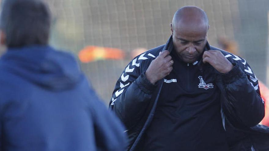 José Embela, técnico del juvenil, también se marcha de Huracán