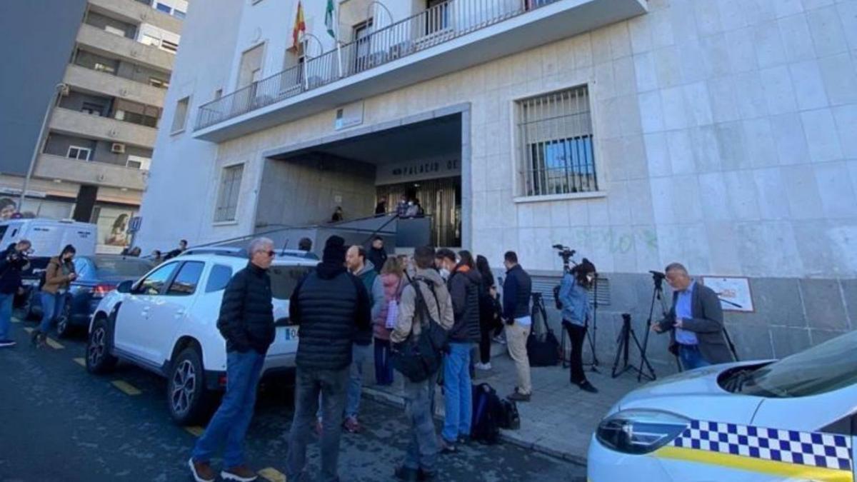 Periodistas a la entrada de la Audiencia de Huelva. | Efe