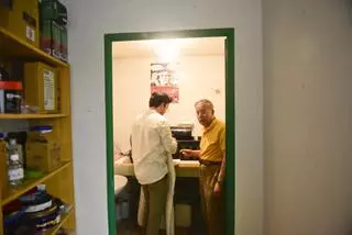 Ignacio Benedeti trabaja en su estudio recuperando los archivos de Paco Rabal