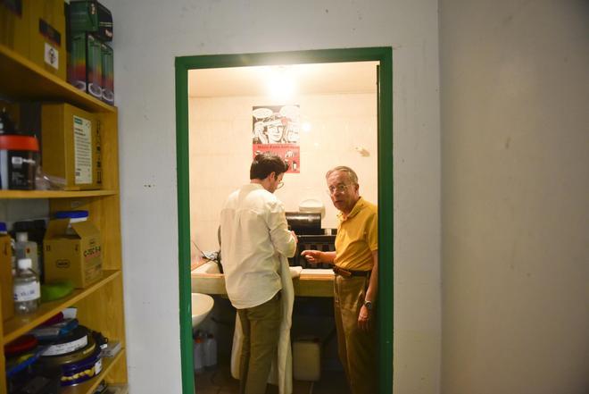 Ignacio Benedeti trabaja en su estudio recuperando los archivos de Paco Rabal