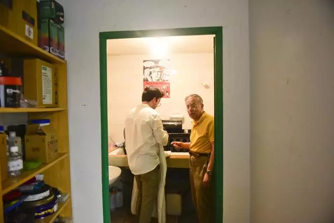 Ignacio Benedeti trabaja en su estudio recuperando los archivos de Paco Rabal