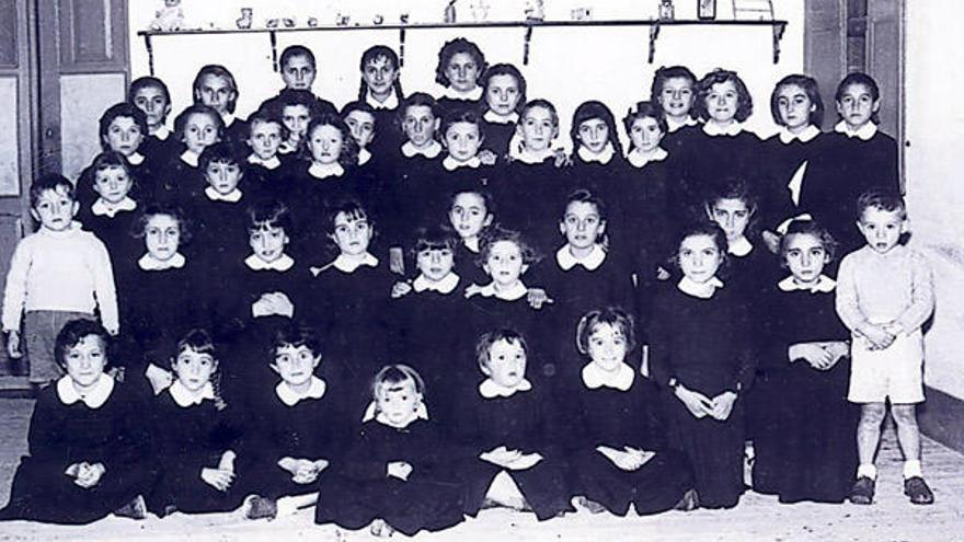 Alumnos del colegio Divino Maestro de Mondariz Balneario, del primer curso, en 1953.  // D.P.