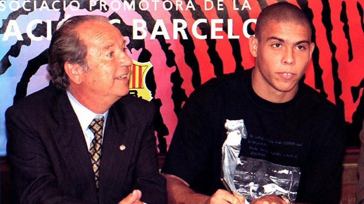 En el acto de la firma del contrato de Ronaldo, el 19 de agosto de 1996.