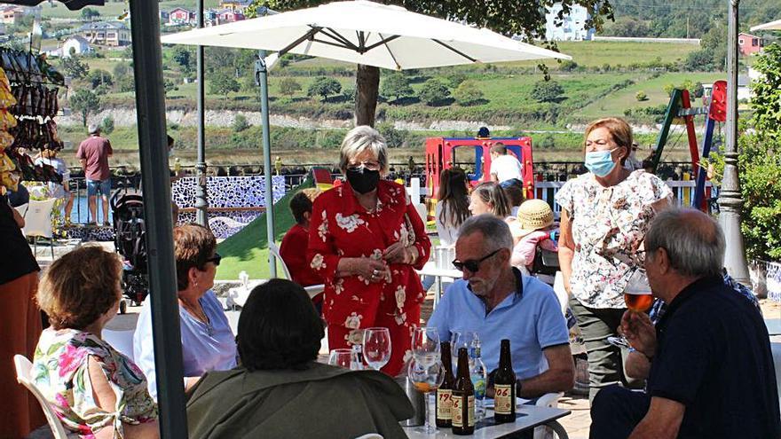 Terraceo en Navia, este domingo al mediodía.