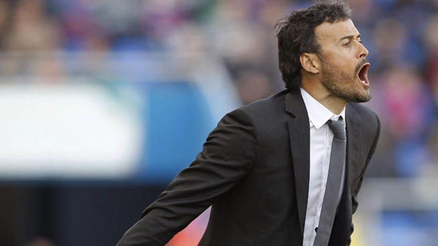 Luis Enrique da indicaciones a sus hombres // EFE