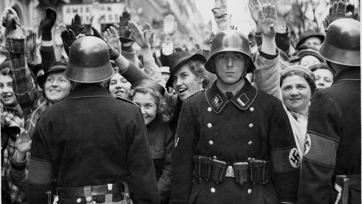 En la imagen, Soldados de la SS controlan a la multitud que espera la llegada de Adolf Hitler a Viena el 15 de marzo de 1938. La Shoá, el holocausto judío, comenzó en Viena. No sólo porque Adolf Hitler naciera en Austria, sino porque el antisemitismo de los vieneses inspiró a los propios nazis alemanes y porque aquí se diseñó y probó el modelo de deportación que se usó para el extermino de los judíos en Europa, según una nueva investigación objeto de una exposición abierta en la capital austríaca. EFE/ Casa De La historia De Austria/Biblioteca Nacional De Austria SOLO USO EDITORIAL/SOLO DISPONIBLE PARA ILUSTRAR LA NOTICIA QUE ACOMPAÑA (CRÉDITO OBLIGATORIO)