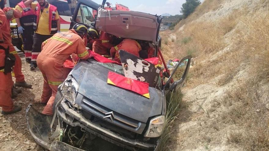 Rescatan a tres personas de un coche tras un aparatoso accidente en Moixent