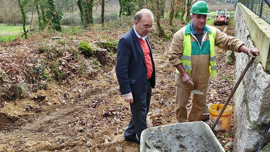 Represas visita a unas obras de ampliación de un abastecimiento de agua en el rural de Ponteareas.