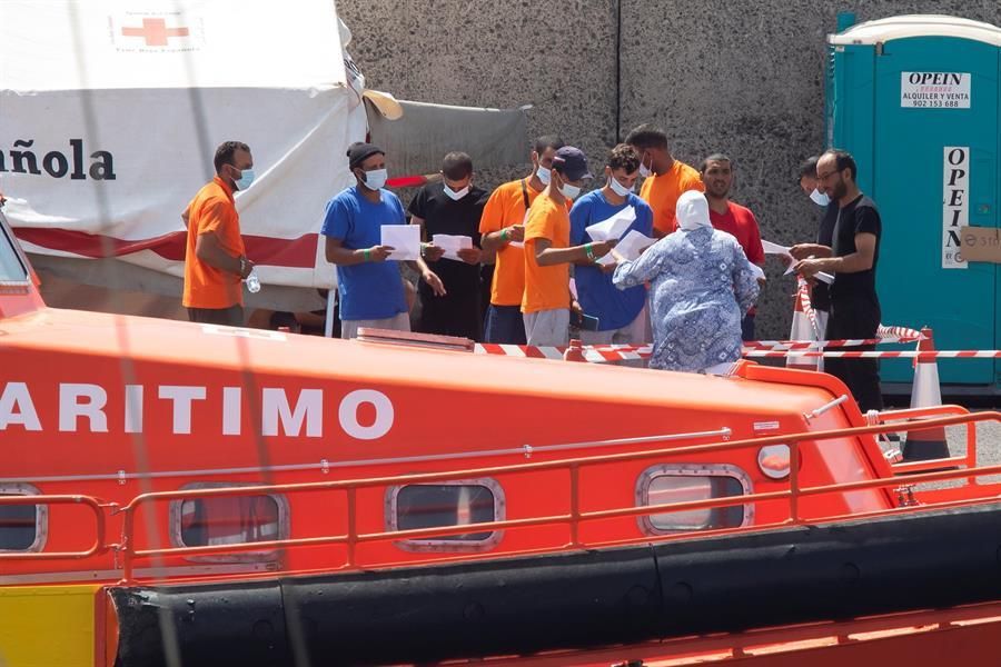La Cruz Roja monta 17 carpas para acoger a 332 inmigrantes