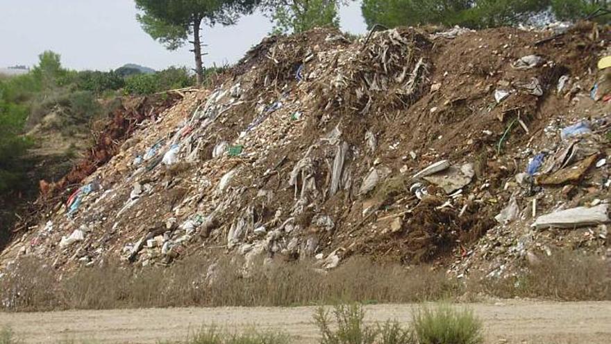 Acusan al alcalde de dejar caducar una sanción de un millón de euros por un vertido